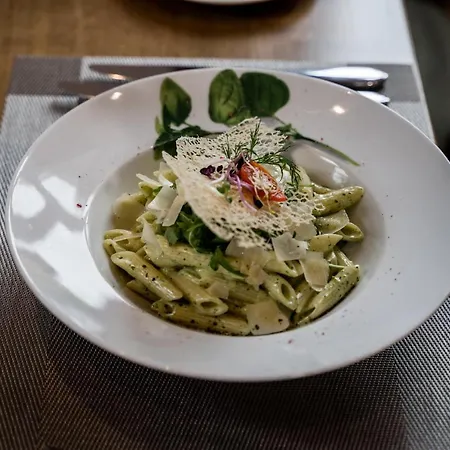 & Restaurant Tanne 피스친겐