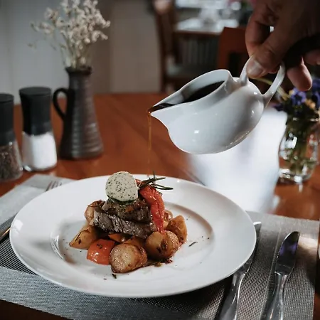 & Restaurant Tanne 2*